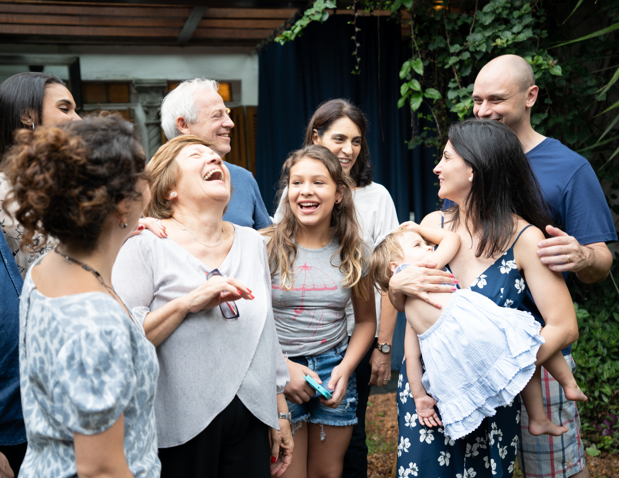 Grande famille heureuse d'avoir une maison