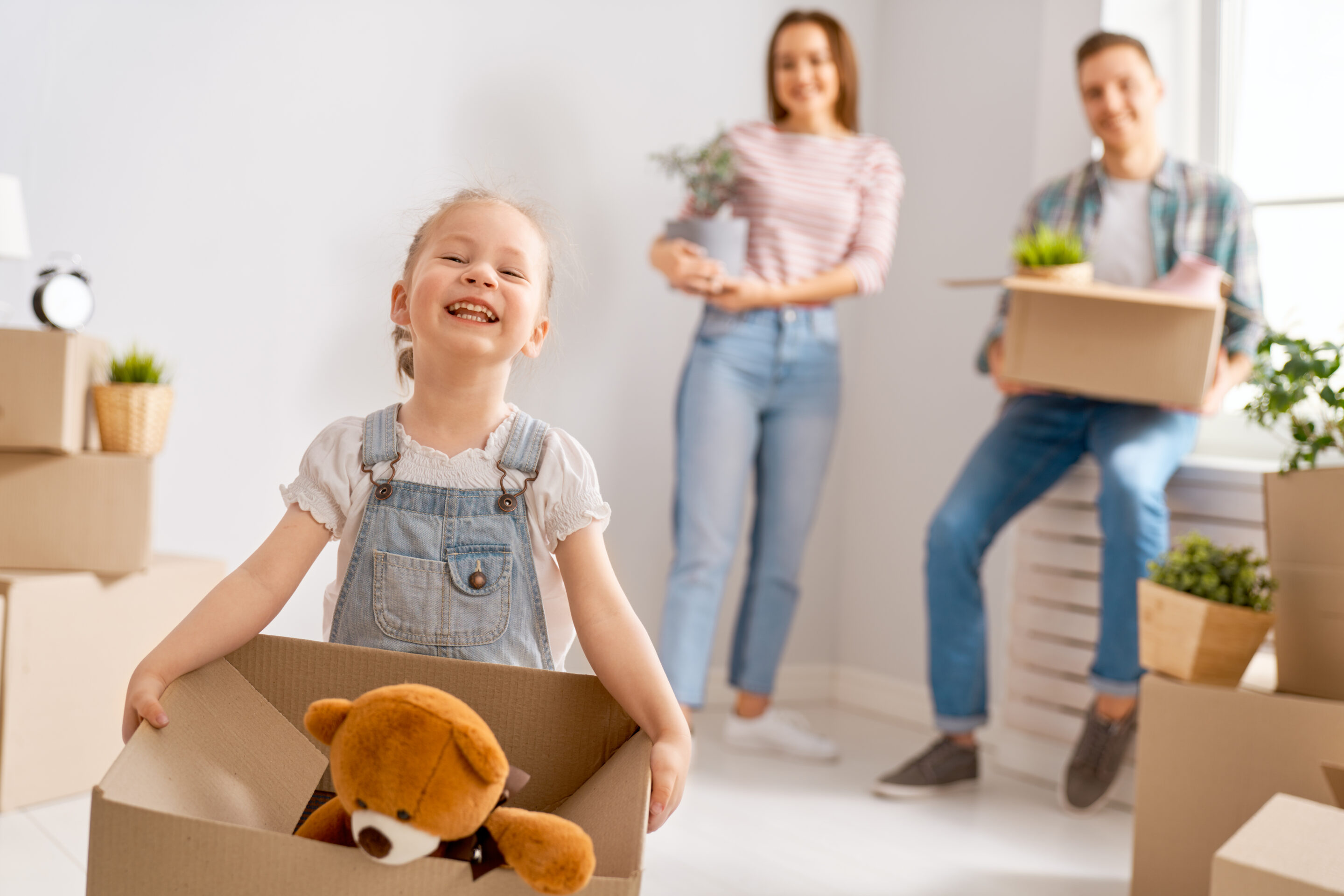 homme et femme avec enfant, heureux, sur les épaules