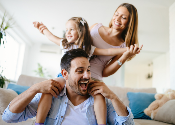 homme et femme avec enfant, heureux, sur les épaules